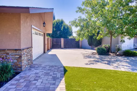 Exterior - 409 California Ave, Madera, CA 93637 photo 6 of 11