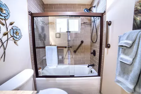 Bath - 409 California Ave, Madera, CA 93637 photo 1 of 5