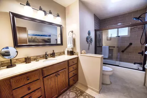 Bath - 409 California Ave, Madera, CA 93637 photo 3 of 5