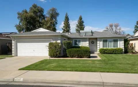 1725 Fairmont Ave, Clovis, CA 93611