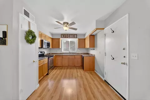 Kitchen - 1091 Stanford Ave, Clovis, CA 93611 photo 2 of 6