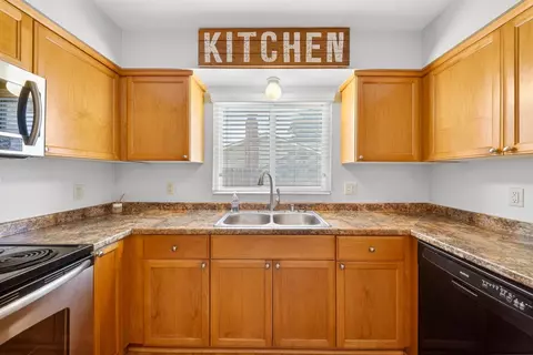 Kitchen - 1091 Stanford Ave, Clovis, CA 93611 photo 1 of 6