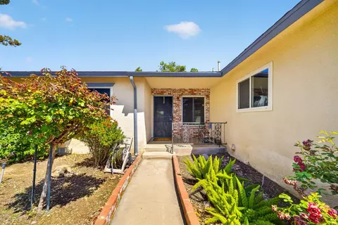 Exterior - 1091 Stanford Ave, Clovis, CA 93611 photo 2 of 10