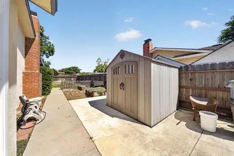 Exterior - 1091 Stanford Ave, Clovis, CA 93611 photo 9 of 10