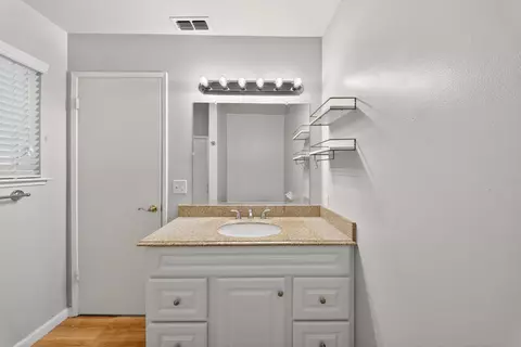 Bath - 1091 Stanford Ave, Clovis, CA 93611 photo 4 of 5