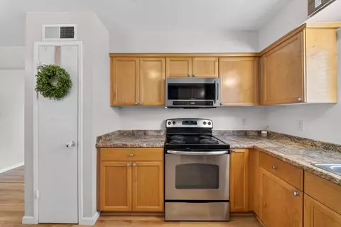 Kitchen - 1091 Stanford Ave, Clovis, CA 93611 photo 5 of 6