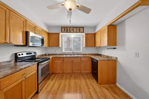 Kitchen - 1091 Stanford Ave, Clovis, CA 93611 photo 3 of 6