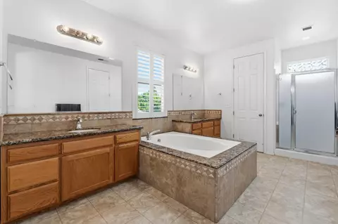 Bath - 1406 Lily Ave, Sanger, CA 93657 photo 2 of 3