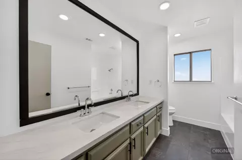 Bath - 2929 W Sinclair St, Caruthers, CA 93609 photo 4 of 5