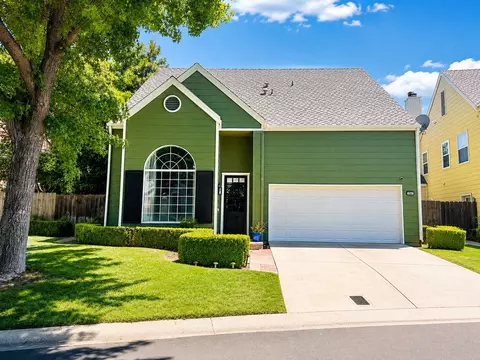 1047 E Monticello Cir, Fresno, CA 93720