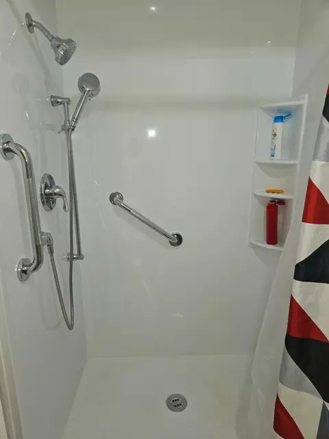 Bath - 1657 Willow Ave, Clovis, CA 93612 photo 2 of 6