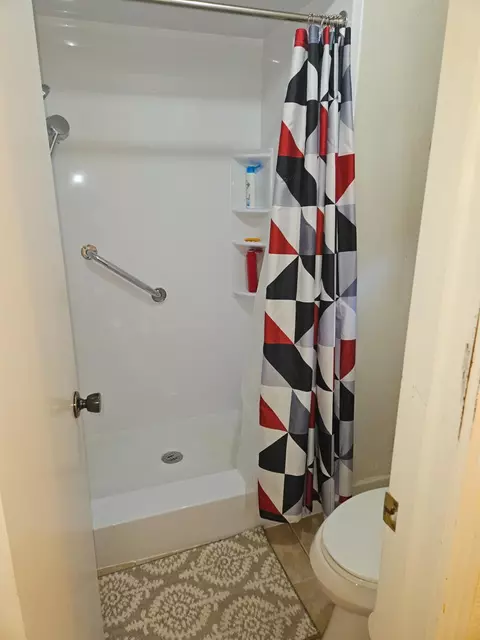 Bath - 1657 Willow Ave, Clovis, CA 93612 photo 1 of 6