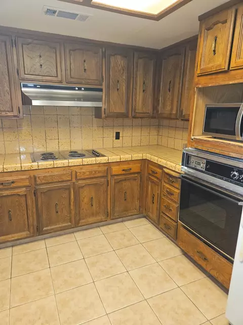 Kitchen - 1657 Willow Ave, Clovis, CA 93612 photo 3 of 3