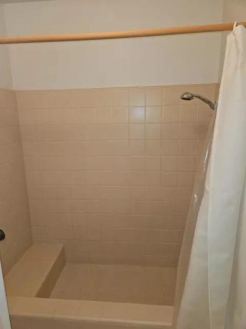 Bath - 1657 Willow Ave, Clovis, CA 93612 photo 5 of 6