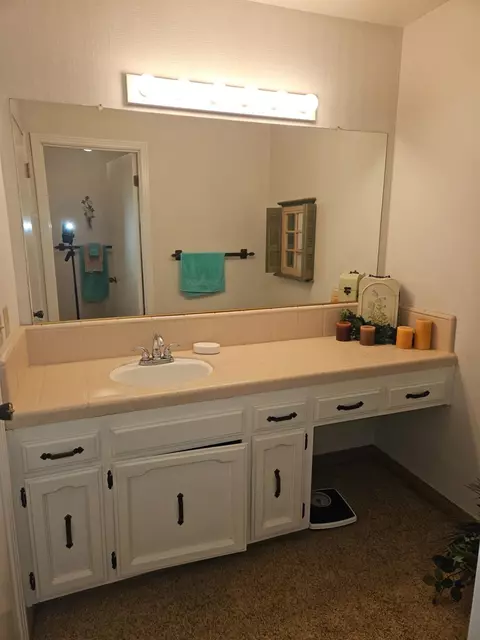 Bath - 1657 Willow Ave, Clovis, CA 93612 photo 6 of 6
