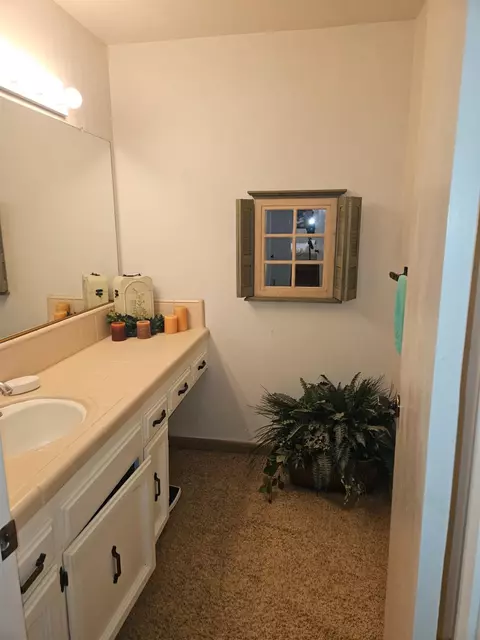 Bath - 1657 Willow Ave, Clovis, CA 93612 photo 4 of 6