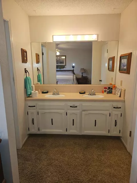 Bath - 1657 Willow Ave, Clovis, CA 93612 photo 3 of 6