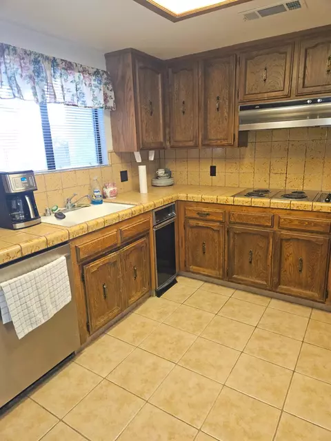 Kitchen - 1657 Willow Ave, Clovis, CA 93612 photo 2 of 3