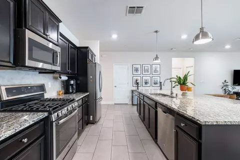 Kitchen - 4112 Alamos Ave, Clovis, CA 93619 photo 4 of 4