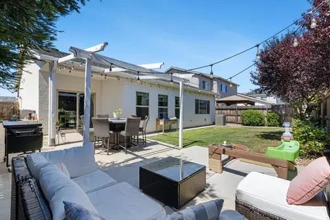 Exterior - 4112 Alamos Ave, Clovis, CA 93619 photo 4 of 8