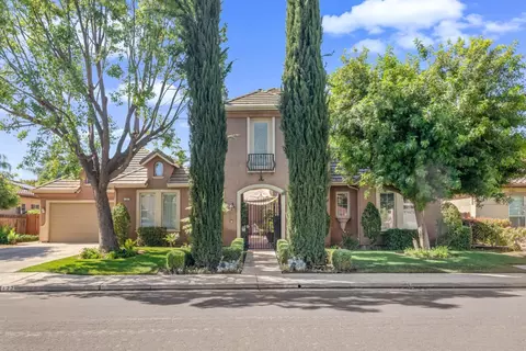 122 W Goshen Ave, Clovis, CA 93611