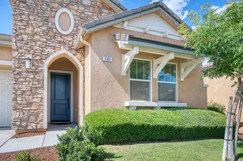 Exterior - 585 Bloom Ln, Clovis, CA 93619 photo 4 of 12