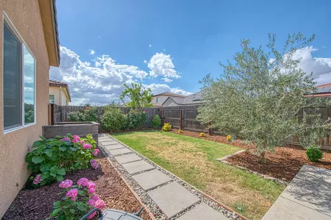 Exterior - 585 Bloom Ln, Clovis, CA 93619 photo 9 of 12