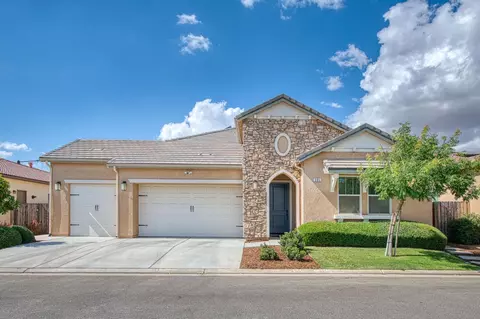 585 Bloom Ln, Clovis, CA 93619