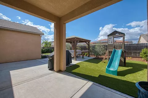 Exterior - 585 Bloom Ln, Clovis, CA 93619 photo 5 of 12