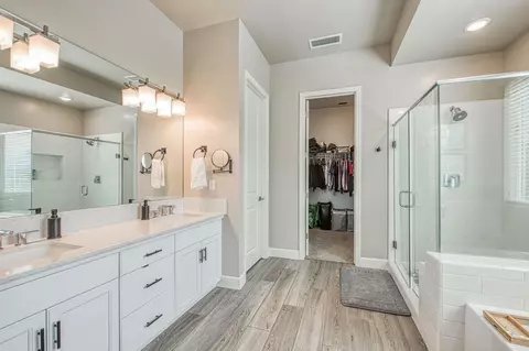 Bath - 585 Bloom Ln, Clovis, CA 93619 photo 3 of 4
