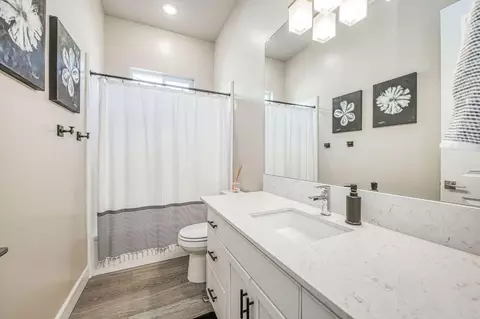 Bath - 585 Bloom Ln, Clovis, CA 93619 photo 1 of 4