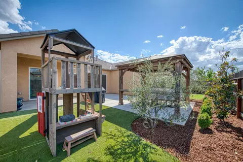 Exterior - 585 Bloom Ln, Clovis, CA 93619 photo 7 of 12