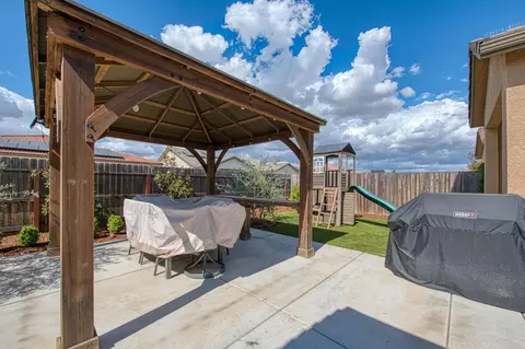 Exterior - 585 Bloom Ln, Clovis, CA 93619 photo 8 of 12