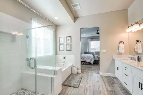 Bath - 585 Bloom Ln, Clovis, CA 93619 photo 4 of 4