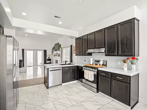 Kitchen - 1012 Fedora Ave, Clovis, CA 93612 photo 4 of 6