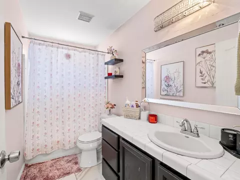 Bath - 1012 Fedora Ave, Clovis, CA 93612 photo 1 of 7
