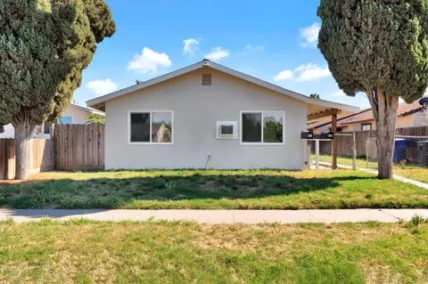 421 E 11th St, Hanford, CA 93230