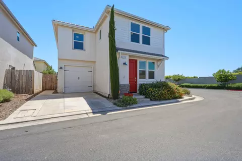 Exterior - 3714 Connected Pl, Clovis, CA 93619 photo 3 of 9