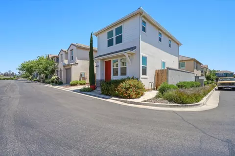 Exterior - 3714 Connected Pl, Clovis, CA 93619 photo 4 of 9