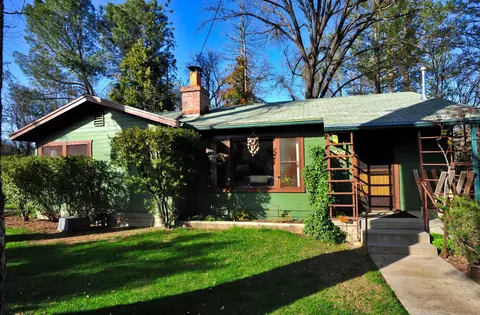 45695 Lauri Ln, Oakhurst, CA 93644