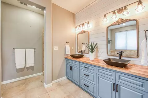 Bath - 11079 E Mitchell Peak Way, Clovis, CA 93619 photo 4 of 4