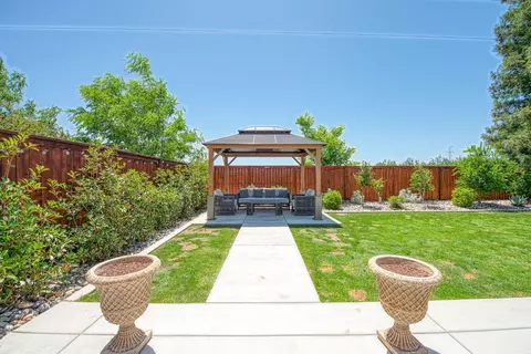Exterior - 11079 E Mitchell Peak Way, Clovis, CA 93619 photo 8 of 10