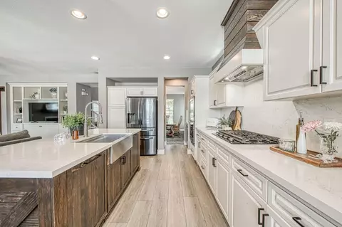 Kitchen - 11079 E Mitchell Peak Way, Clovis, CA 93619 photo 4 of 6