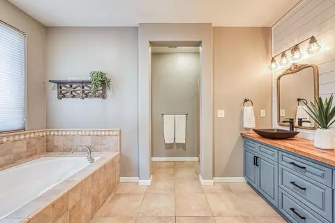 Bath - 11079 E Mitchell Peak Way, Clovis, CA 93619 photo 3 of 4