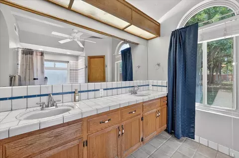 Bath - 1185 N Locan Ave, Clovis, CA 93619 photo 6 of 7