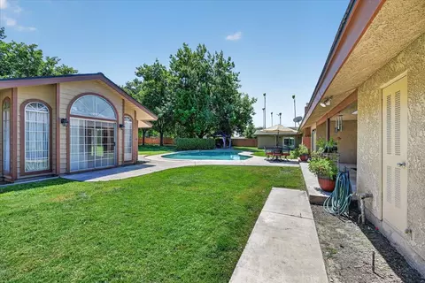 Exterior - 1185 N Locan Ave, Clovis, CA 93619 photo 3 of 8