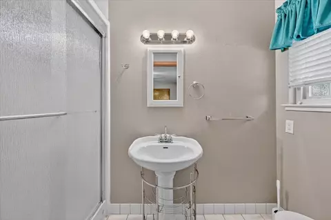 Bath - 1185 N Locan Ave, Clovis, CA 93619 photo 2 of 7