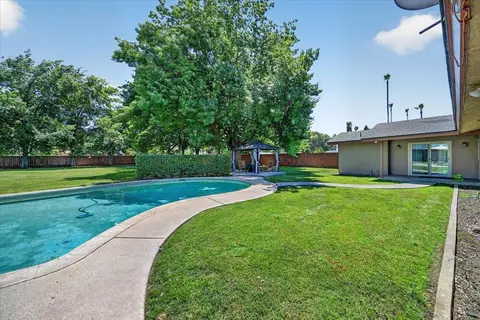 Exterior - 1185 N Locan Ave, Clovis, CA 93619 photo 4 of 8