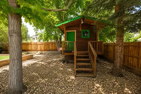 Exterior - 605 W Polson Ave, Clovis, CA 93612 photo 9 of 17