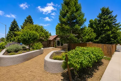 Exterior - 605 W Polson Ave, Clovis, CA 93612 photo 16 of 17